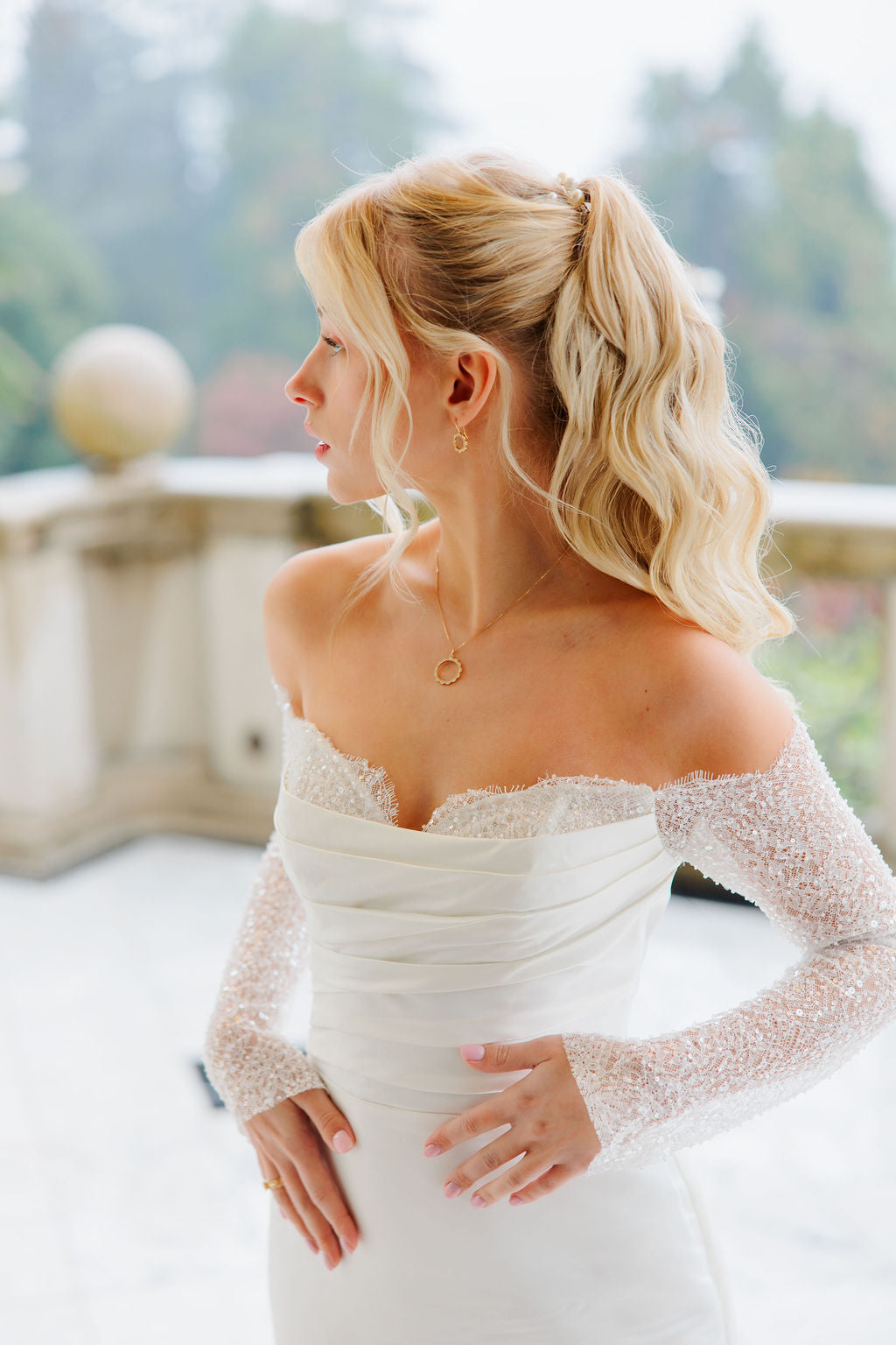 Pelkistetty off shoulder -häämekko pitkillä hihoilla.