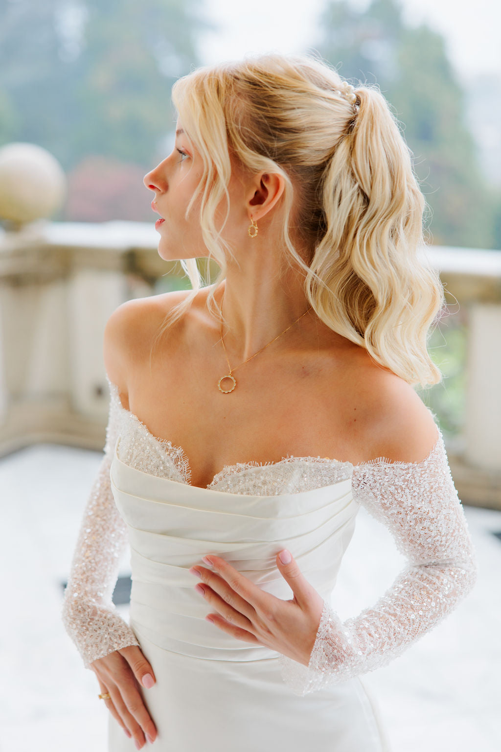 Pelkistetty off shoulder -häämekko pitkillä hihoilla.