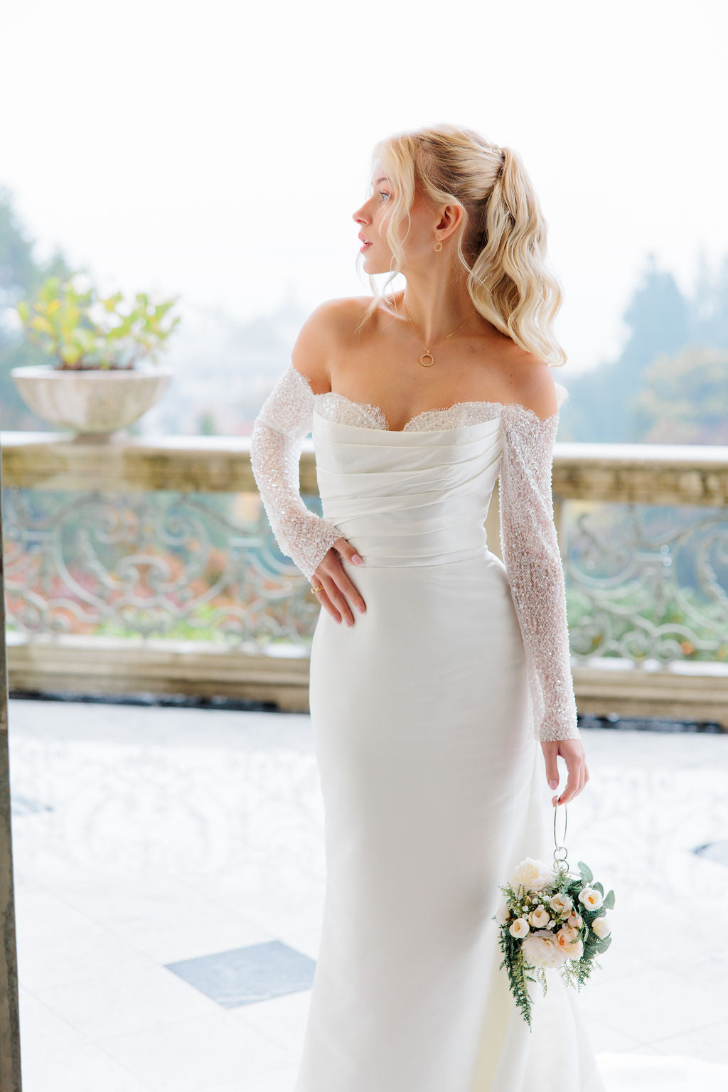 Pelkistetty off shoulder -häämekko pitkillä hihoilla.