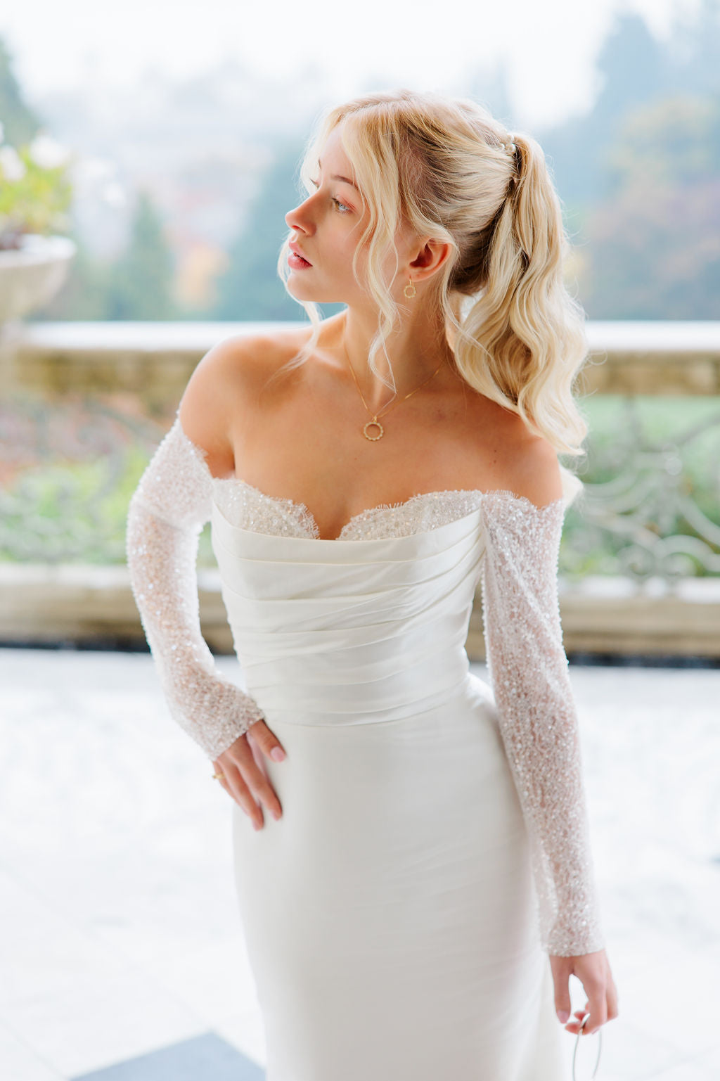 Pelkistetty off shoulder -häämekko pitkillä hihoilla.
