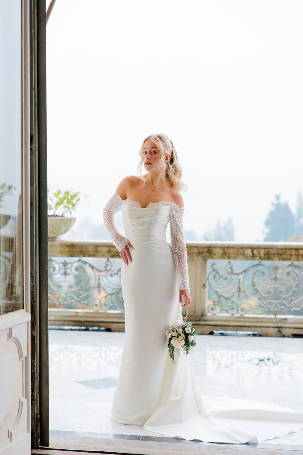 Pelkistetty off shoulder -häämekko pitkillä hihoilla.