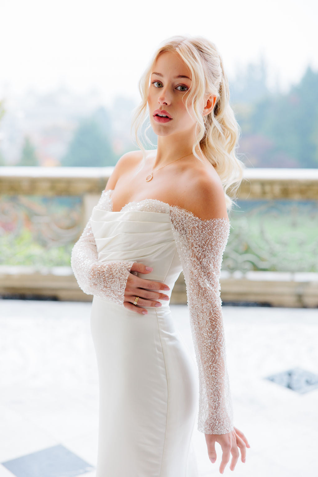 Pelkistetty off shoulder -häämekko pitkillä hihoilla.