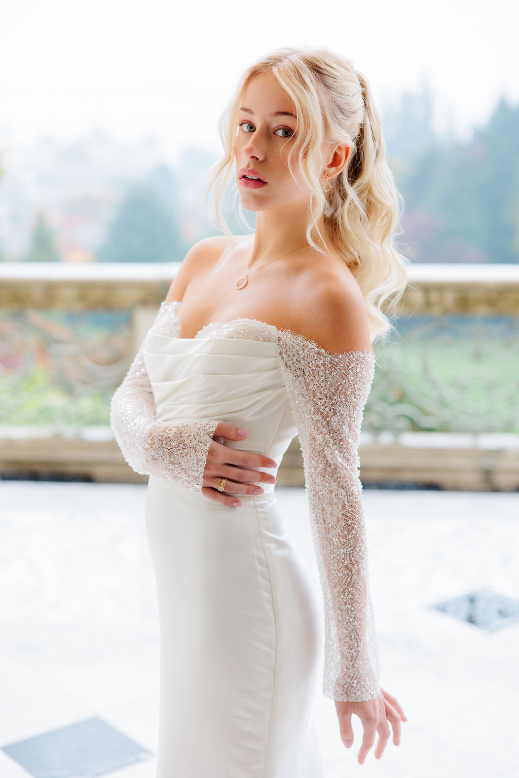 Pelkistetty off shoulder -häämekko pitkillä hihoilla.