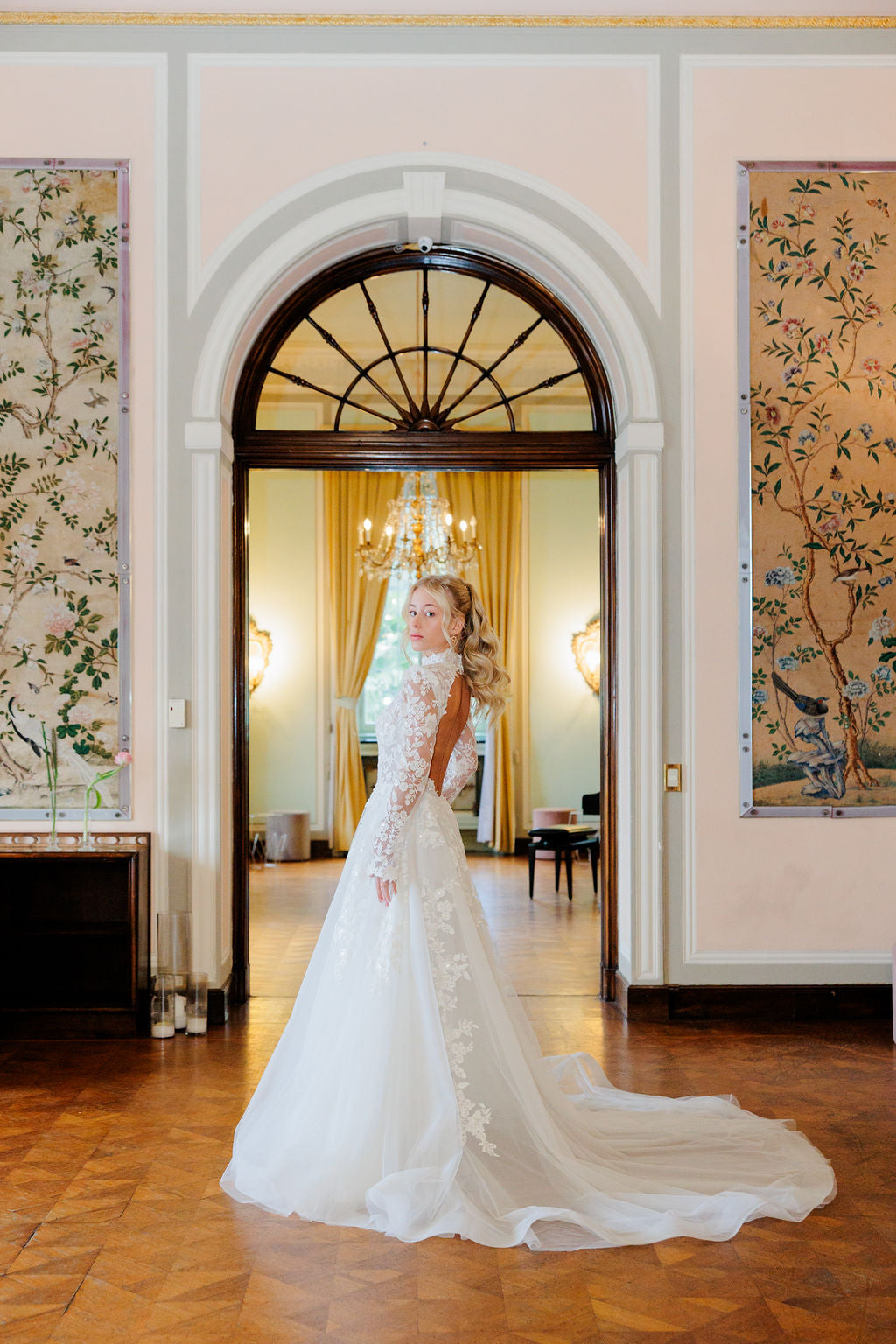 Häämekko, jossa pitkät hihat ja romanttinen pitsiyksityiskohta.