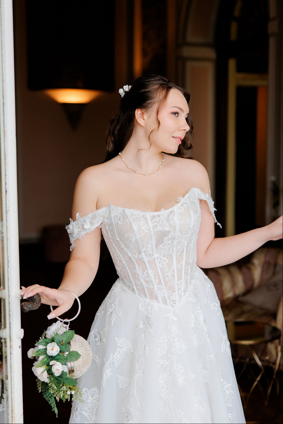 A-linjainen häämekko off shoulder -mallilla ja korsettiyläosalla.