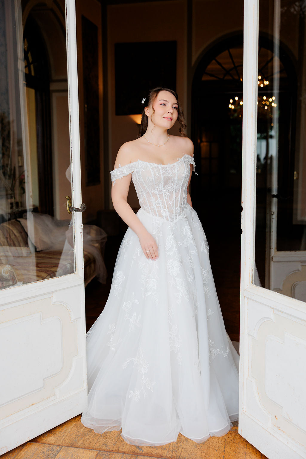 A-linjainen häämekko off shoulder -mallilla ja korsettiyläosalla.