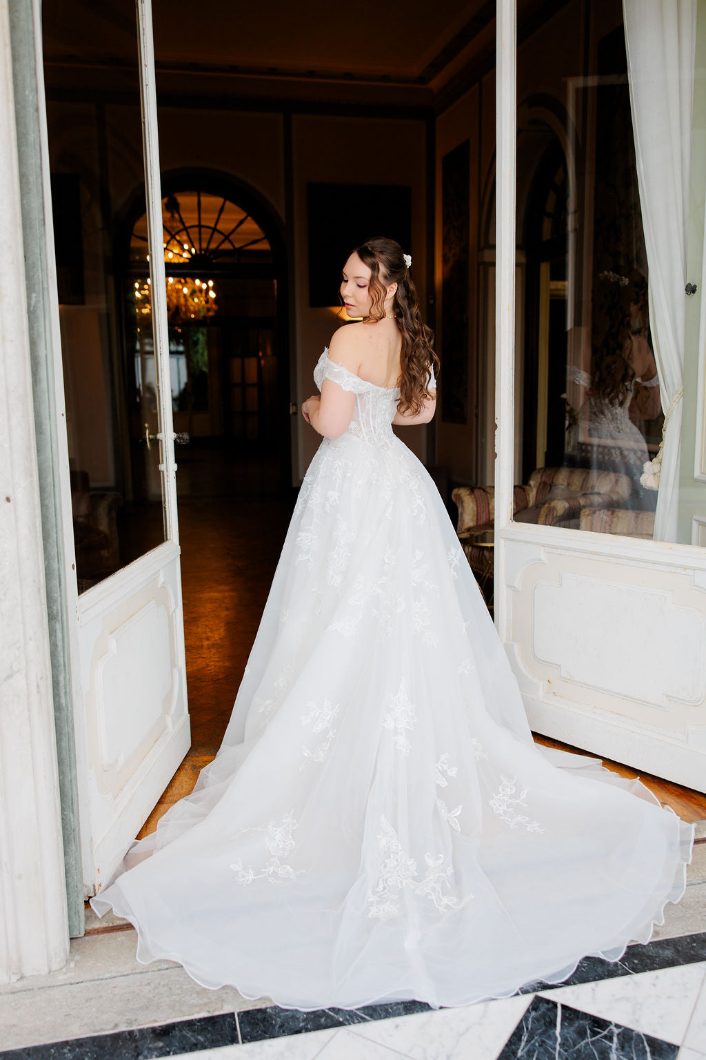 A-linjainen häämekko off shoulder -mallilla ja korsettiyläosalla.