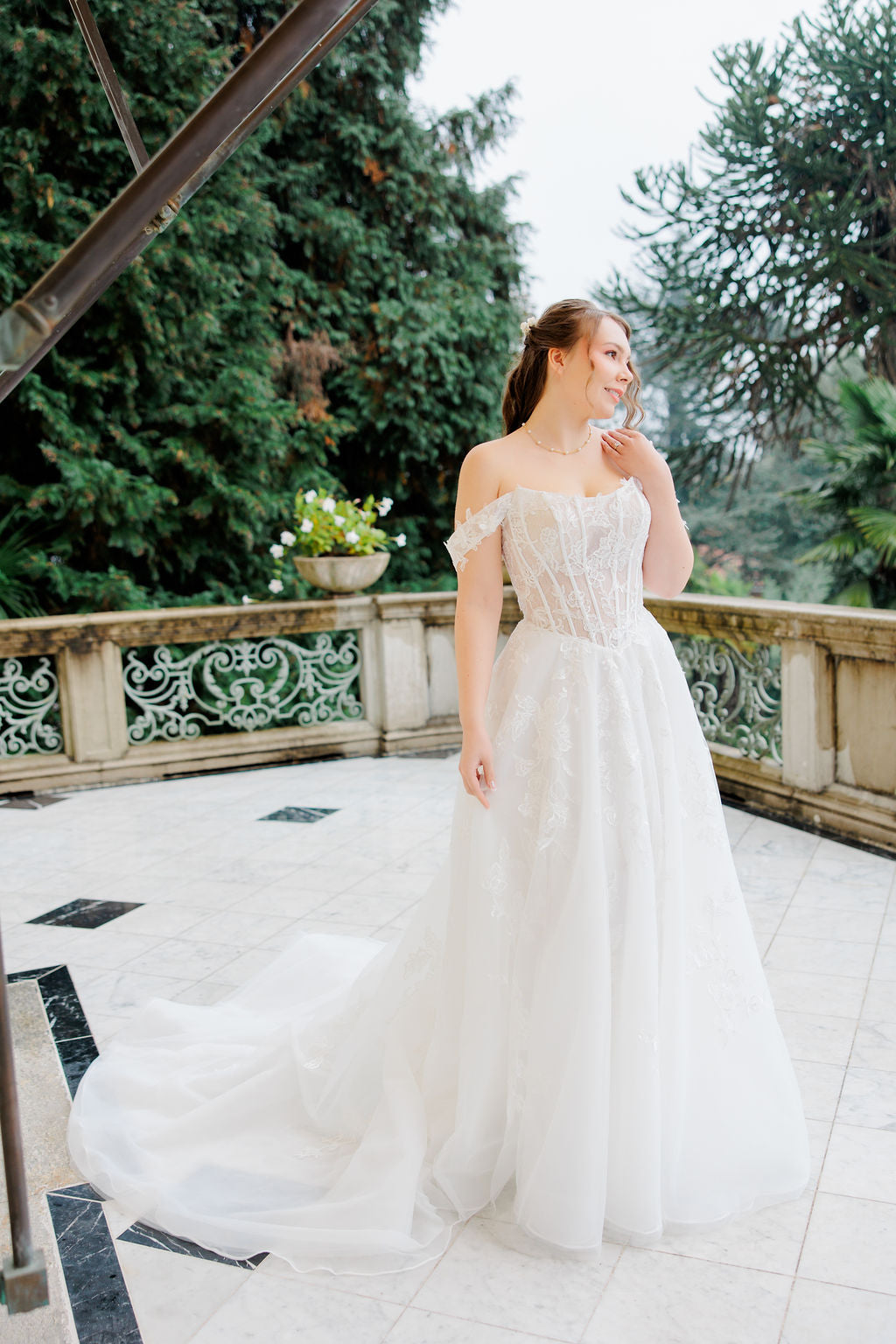 A-linjainen häämekko off shoulder -mallilla ja korsettiyläosalla.