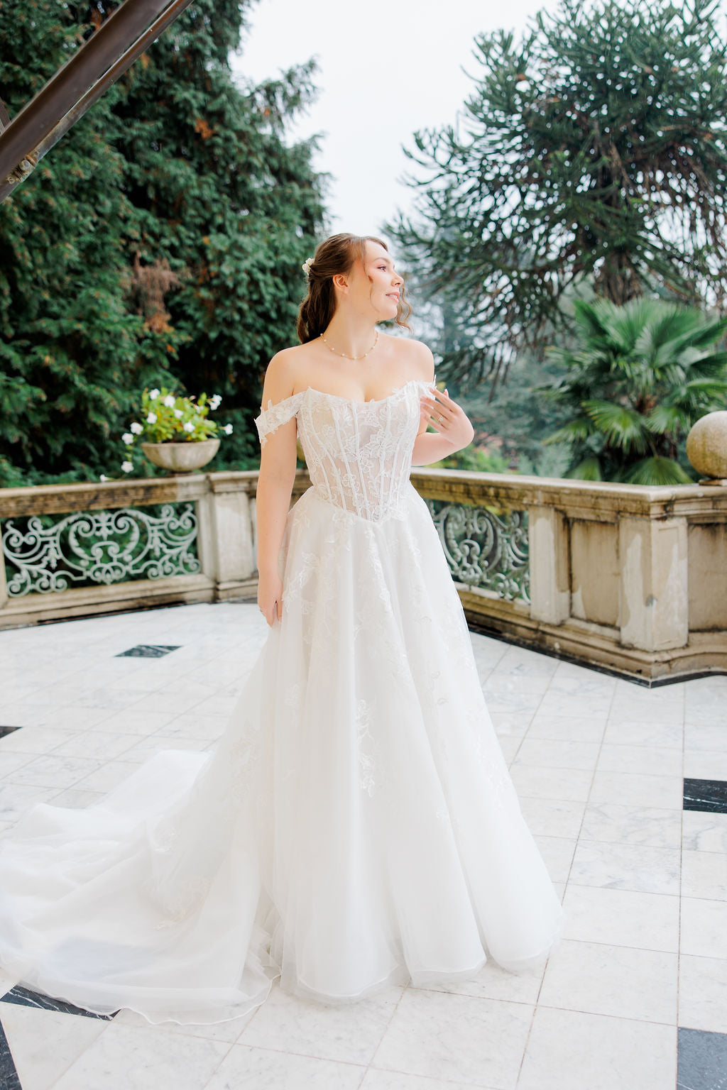 A-linjainen häämekko off shoulder -mallilla ja korsettiyläosalla.