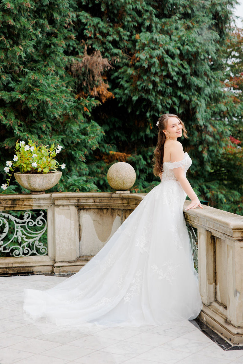 A-linjainen häämekko off shoulder -mallilla ja korsettiyläosalla.