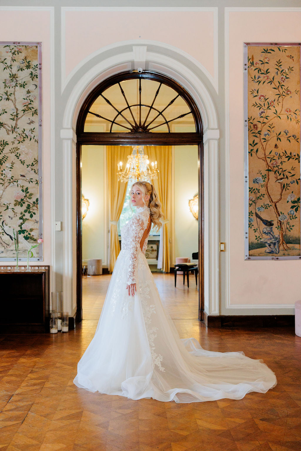 Häämekko, jossa pitkät hihat ja romanttinen pitsiyksityiskohta.