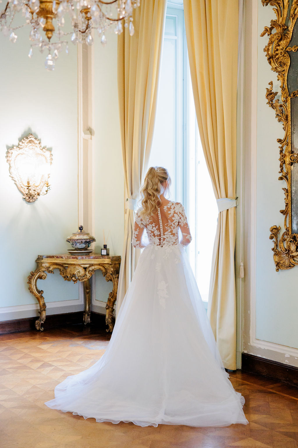 Elegantti valkoinen häämekko, jossa romanttinen A-linja.