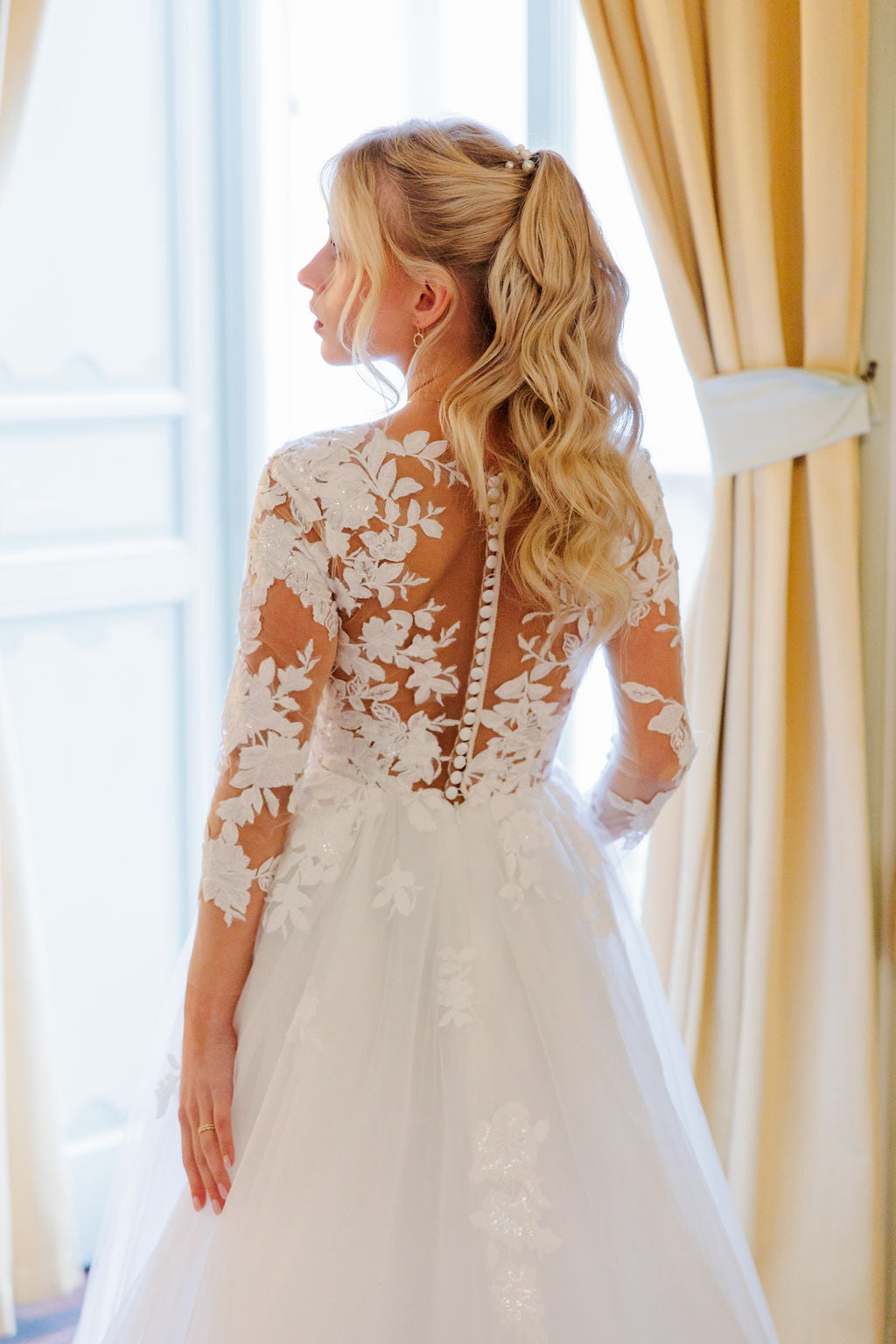 Ajaton ja klassinen A-linjainen häämekko.