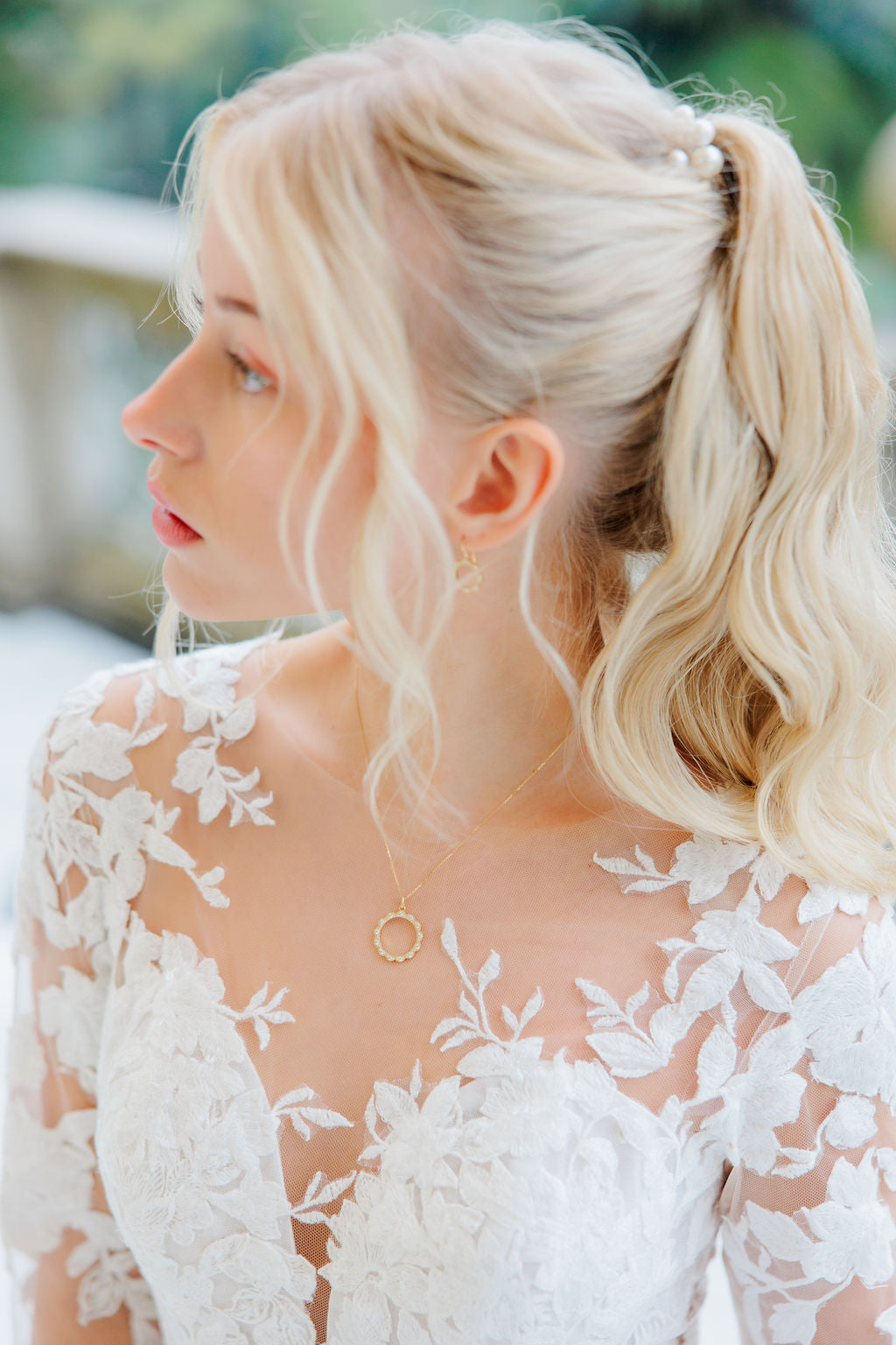 Pitkähihainen häämekko, jossa pehmeä tyllihelma.