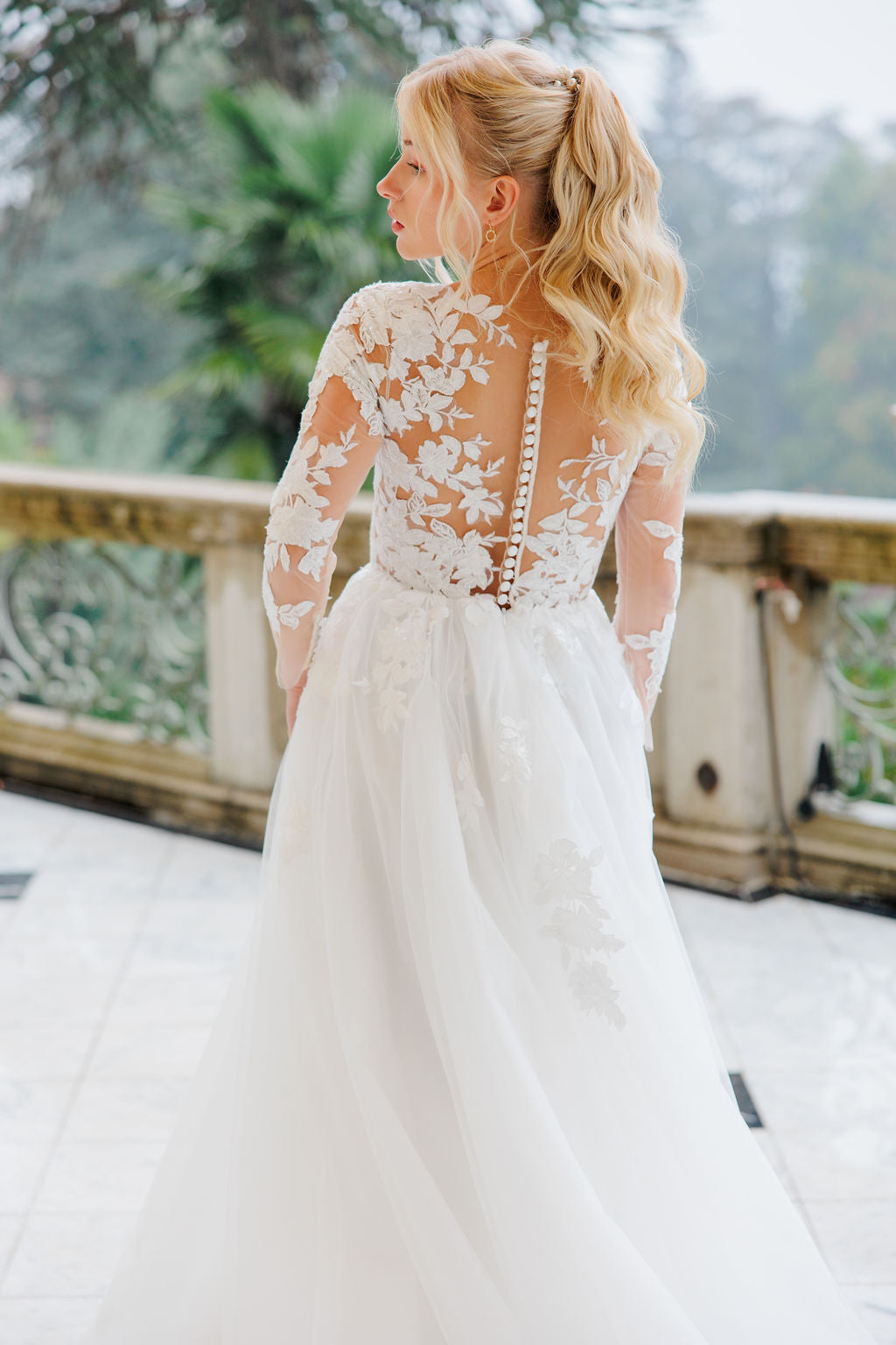 Elegantti valkoinen häämekko, jossa romanttinen A-linja.