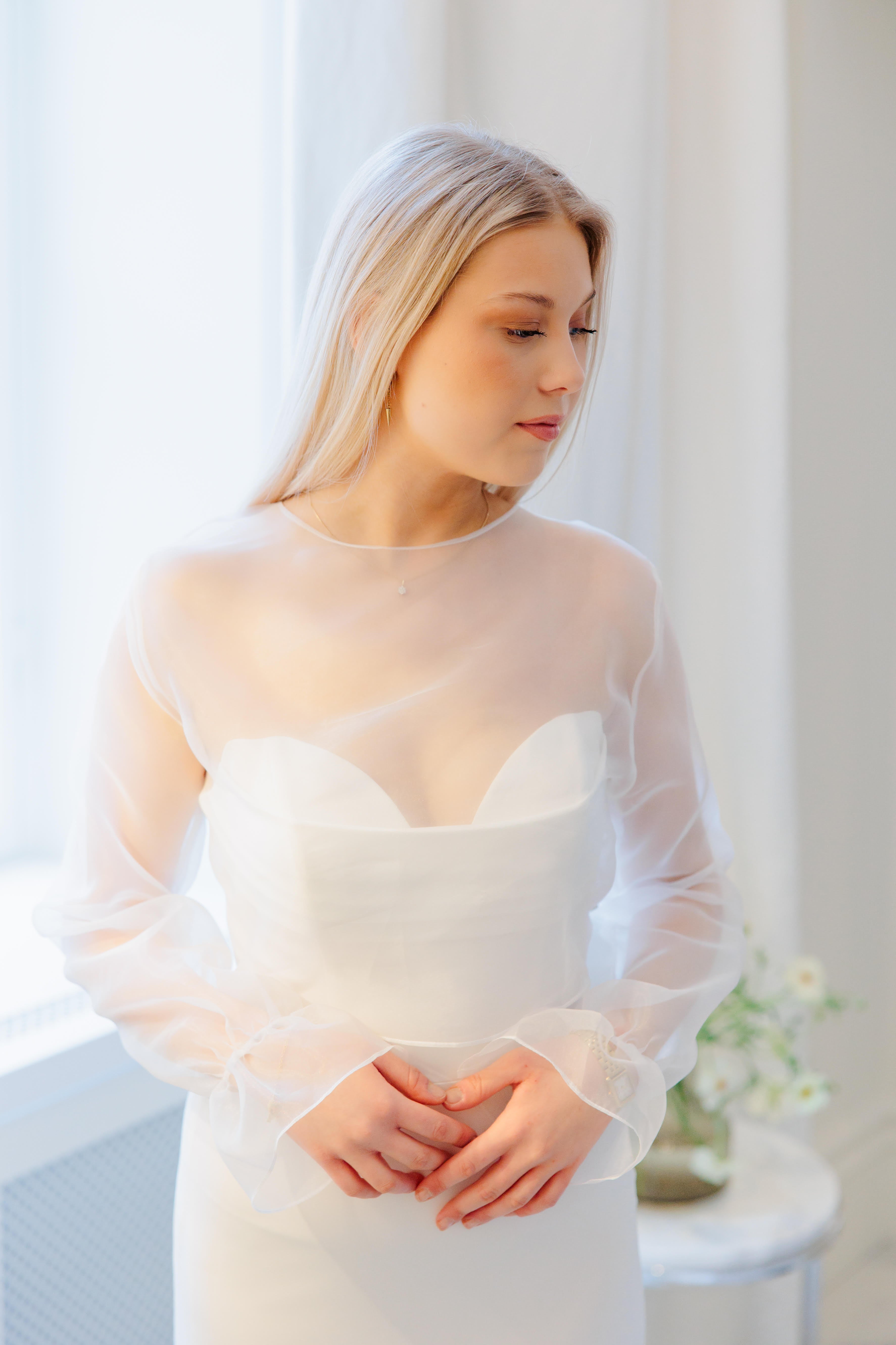 Pitkähihainen bolero morsiamelle.