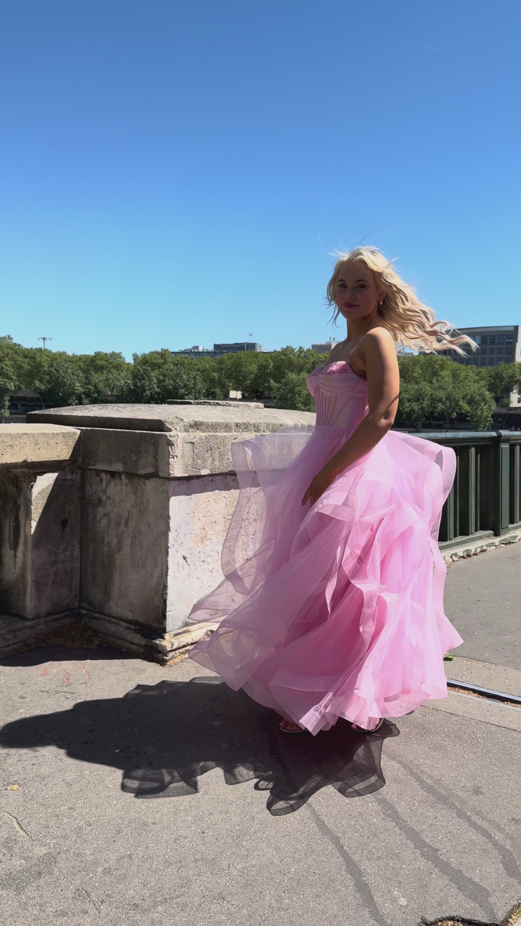 Kirkkaan pinkki olkaimeton vanhojentanssimekko, video.