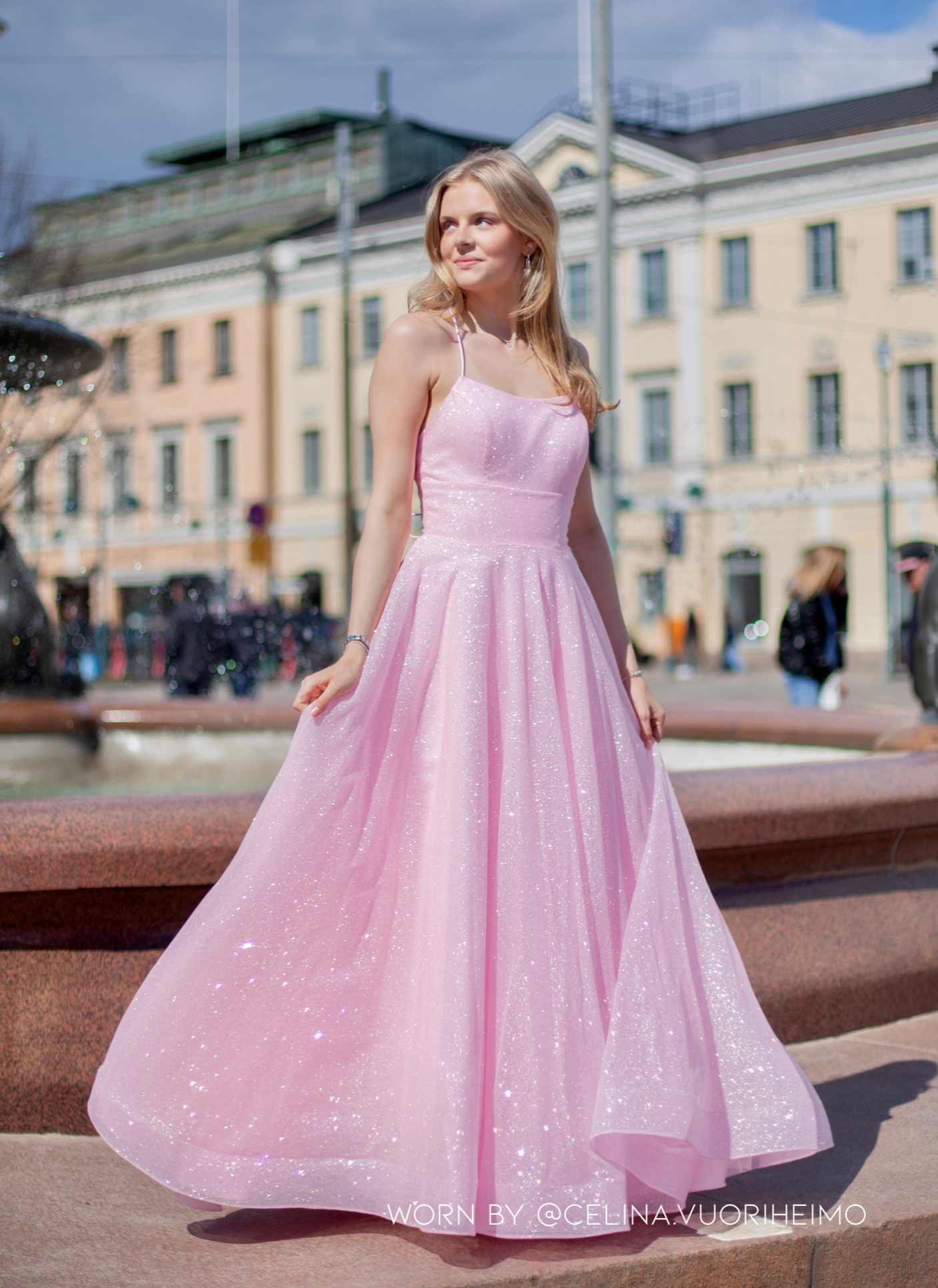 vaaleanpunainen vanhojentanssimekko kimaltava, edestä.